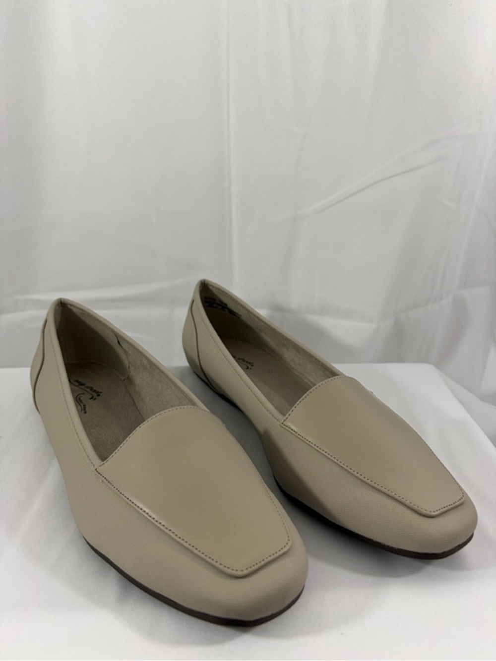 NWT Easy Street Women's Size 10 Beige Slip-On Flats